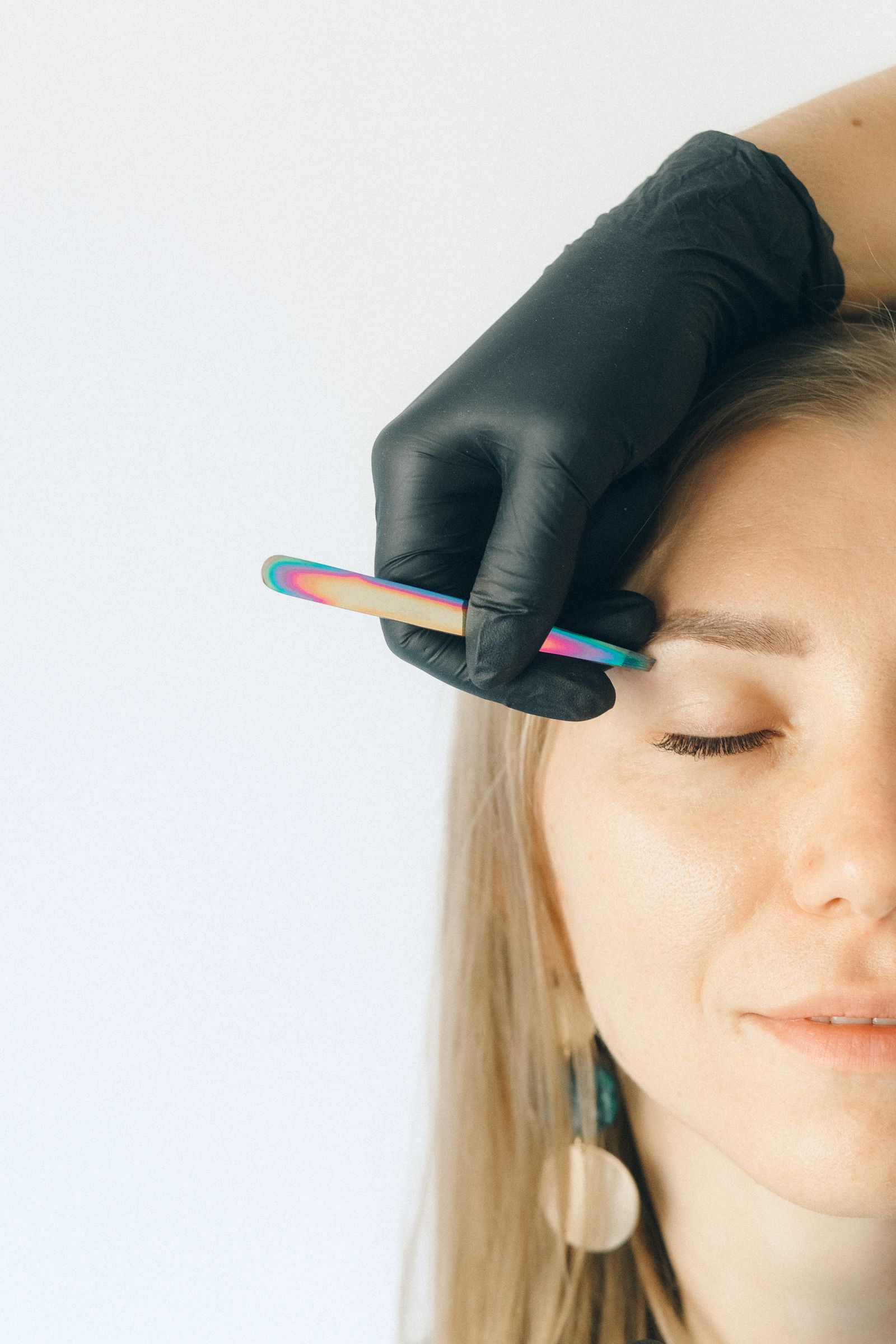 Cristina Bostan corectând sprâncenele unei cliente